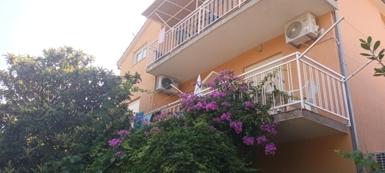 Apartments Bilo Near Primosten Primošten Exterior foto
